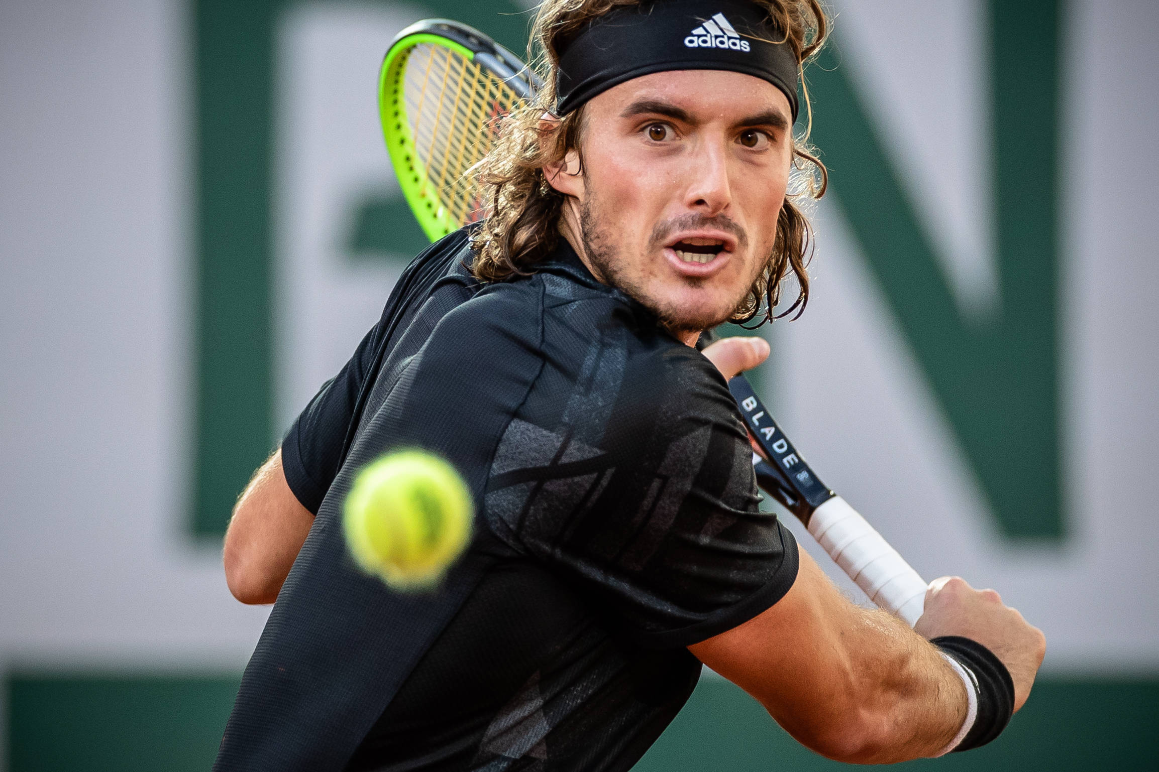 法国网球队力克西班牙网球队，西西帕斯制霸全场