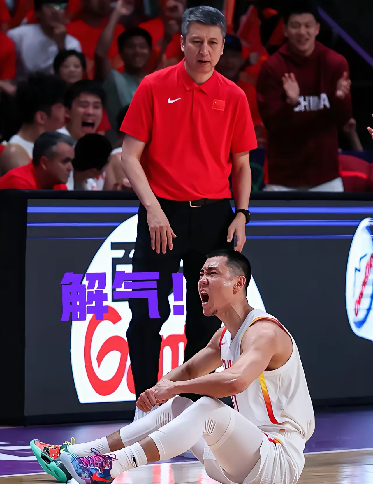 球员在比赛中奋力拼搏赢得掌声的简单介绍