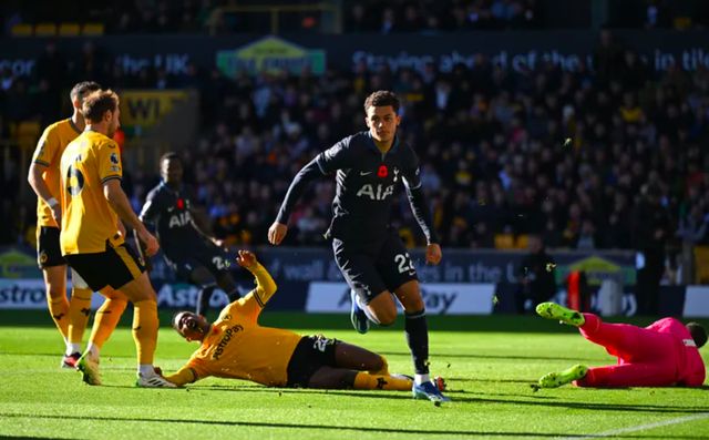 狼队神奇补时绝平，主教练发出胜利呐喊的简单介绍