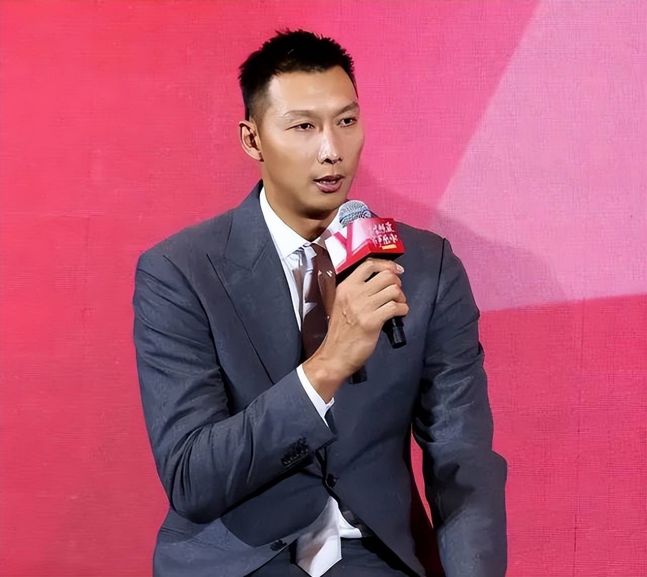 关于篮球明星现身聚光灯下,活跃无限的信息 关于篮球明星现身聚光灯下,活跃无限的信息