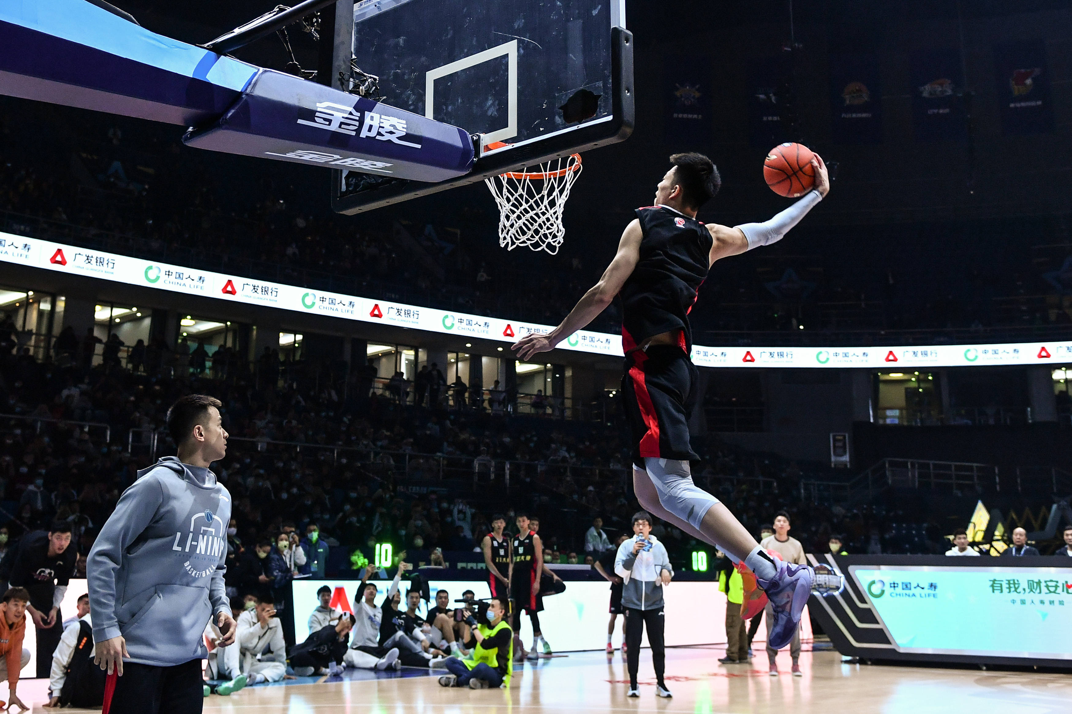 关于球场瞬间集锦：精彩扣篮赢得全场欢呼的信息