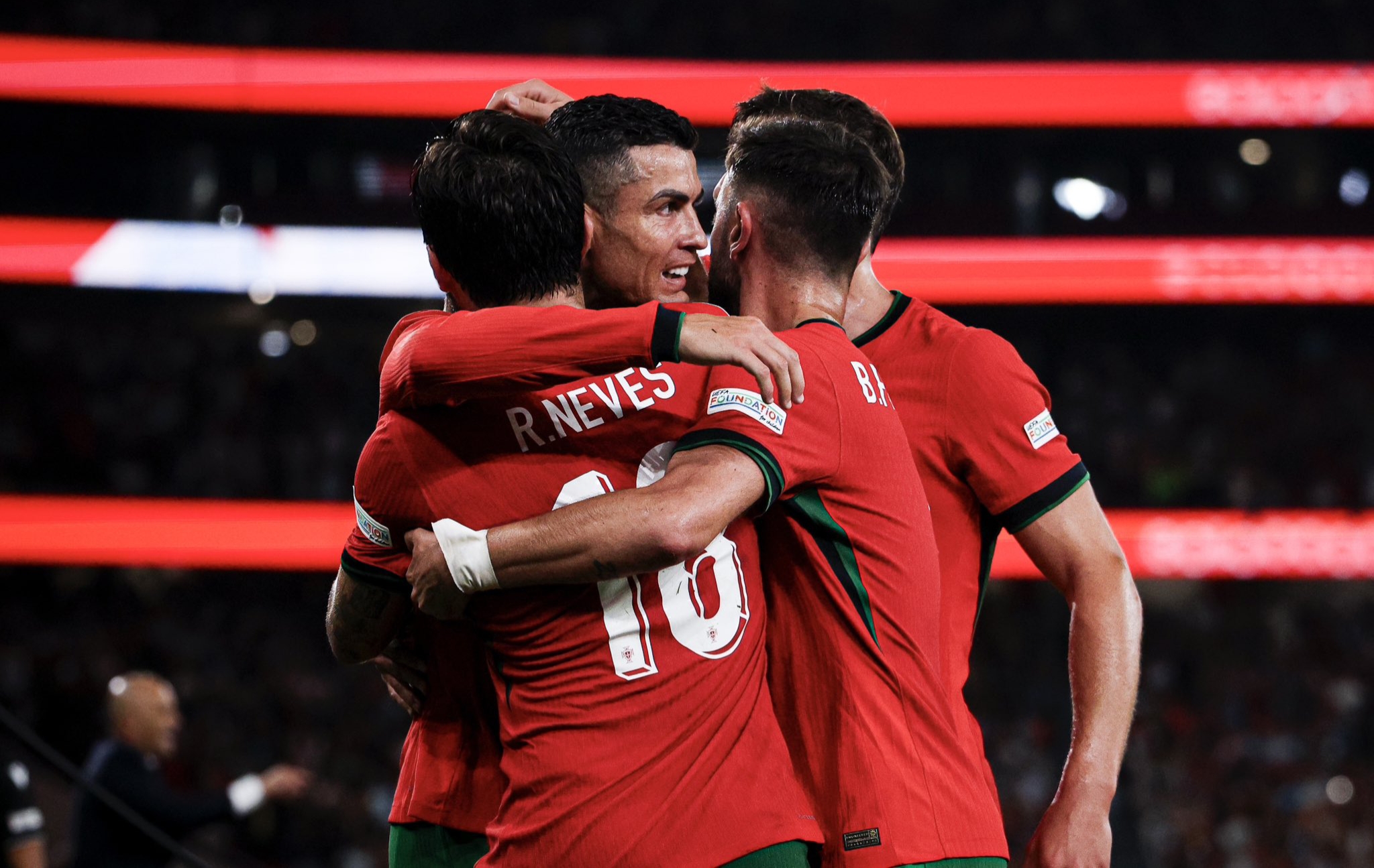 马丁内斯传射破门，率队夺得关键胜利的简单介绍