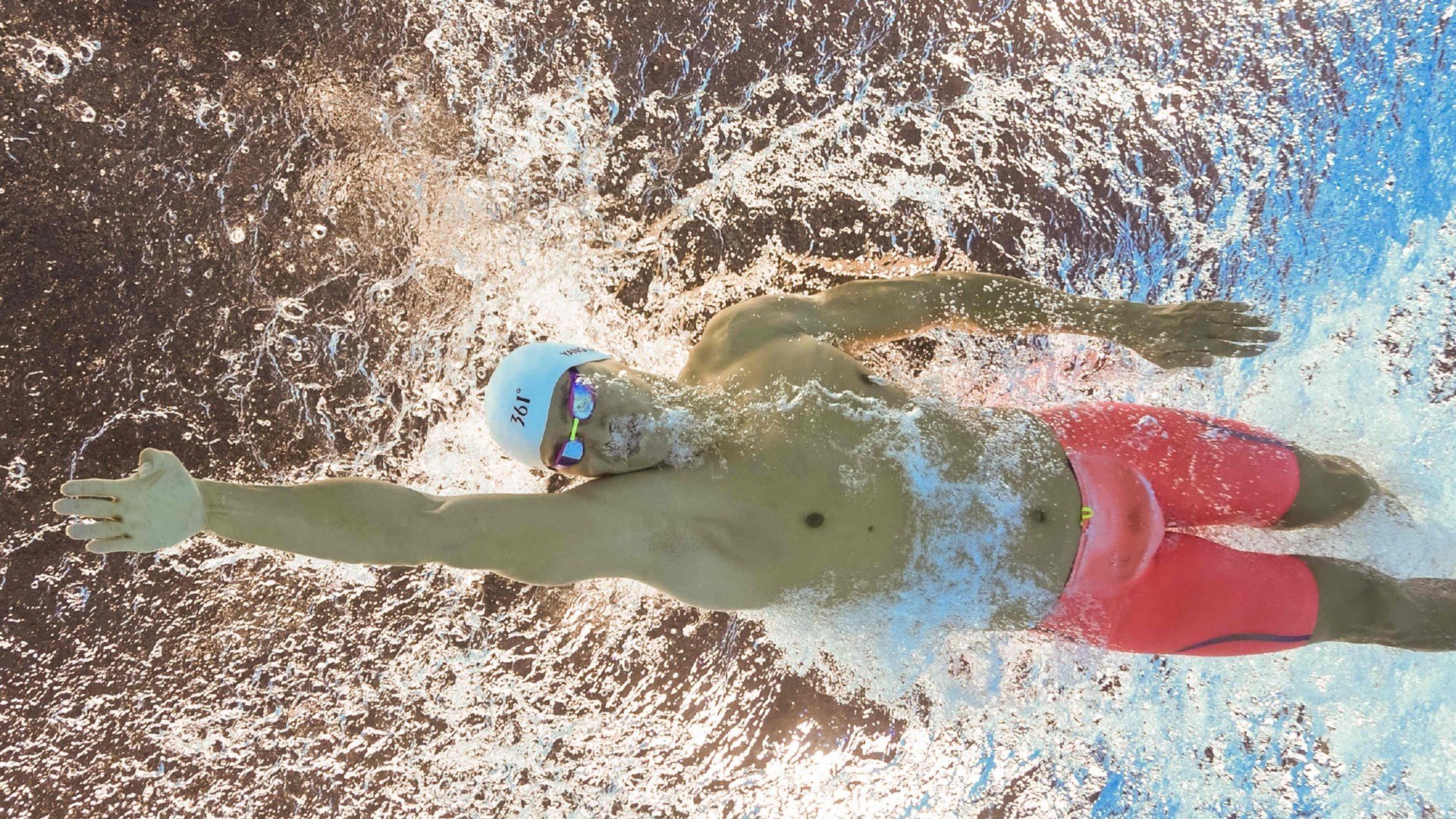 安达卢西亚的黄昏，当萨拉赫的烈焰照亮塞维利亚压哨的刀锋